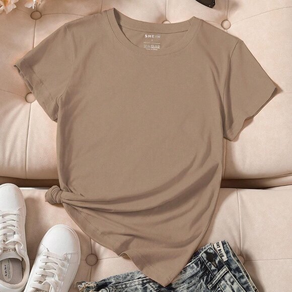 Simple - style T - shirt: Interpreting the Beauty of Casualness - Picture 1 of 5